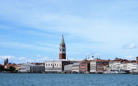 Venice Photobirding, Nature And Culture: Cielo, Azul, Tiempo De Día, Edificio, Ciudad, Torre, Área Urbana, Aguja, Campanario, Camino Acuático