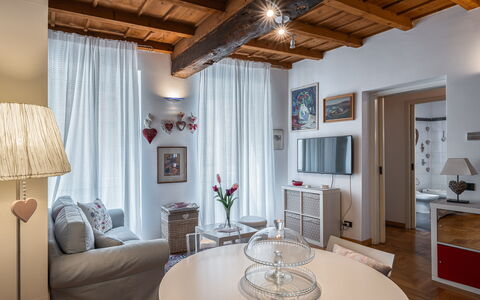 Dafne Suite: Mueble, Diseño De Interiores, Pared, Habitación, Piso, Sofá, Techo, Suelo, Sala, Casa