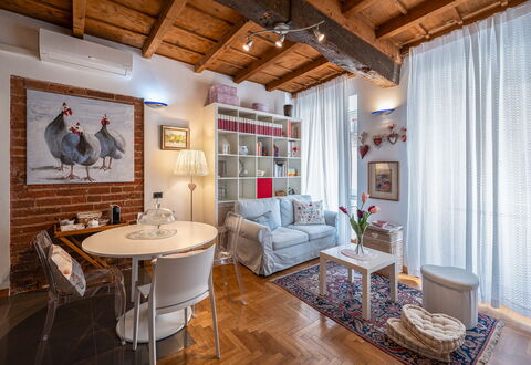 Dafne Suite: Mueble, Diseño De Interiores, Pared, Piso, Suelo, Mesa, Techo, Habitación, Sofá, Sala