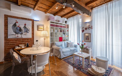 Dafne Suite: Mueble, Diseño De Interiores, Pared, Piso, Suelo, Mesa, Techo, Habitación, Sofá, Sala