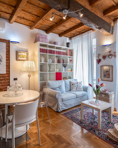 Dafne Suite: Mueble, Diseño De Interiores, Pared, Piso, Suelo, Mesa, Techo, Habitación, Sofá, Sala