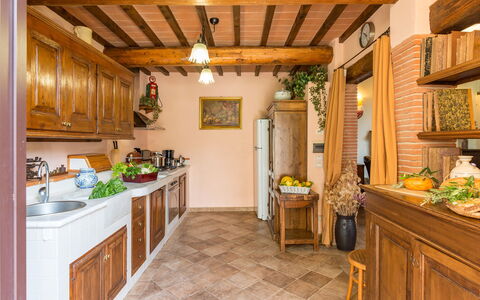 Antica Villa Della Lana: Mueble, Diseño De Interiores, Madera, Techo, Cocina, Gabinetes, Habitación, Mesa, Piso, Encendiendo