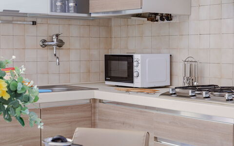 Suite Acquamare: Cocina, Mostrador, Aparato De Cocina, Mueble, Gabinetes, Diseño De Interiores, Lavabo, Piso, Madera, Electrodoméstico