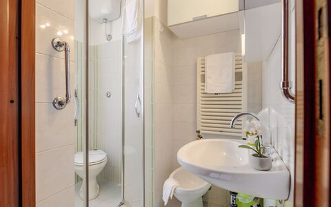 Suite Acquamare: Diseño De Interiores, Suelo, Piso, Habitación, Mueble, Lavabo Del Baño, Arreglo De Tubería, Lavabo, Baño, Techo