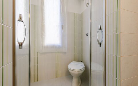 Suite Acquamare: Baño, Arreglo De Tubería, Baño, Asiento Del Baño, Piso, Suelo, Diseño De Interiores, Lavabo Del Baño, Plomería, Lavabo