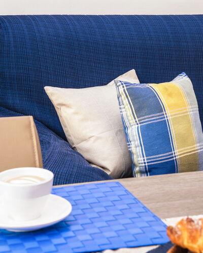 Suite Acquamare: Mueble, Textil, Sofá, Amortiguar, Arrojar La Almohada, Linos, Sala, Almohada, Utensilios Para Servir
