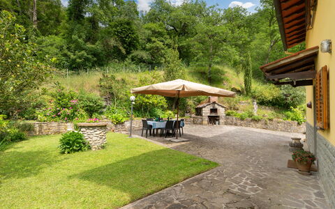 Villa Fornaci: Mueble, Losa, Jardín, Mueble Para Exteriores, Patio Interior, Sombra, Paisajismo, Silla, Eco Hotel, Yarda