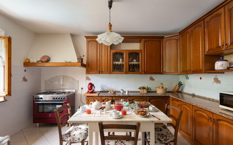Villa Fornaci: Mueble, Cocina, Diseño De Interiores, Gabinetes, Madera, Mostrador, Piso, Aparato De Cocina, Habitación, Alacena