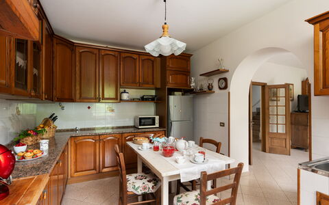 Villa Fornaci: Mueble, Cocina, Diseño De Interiores, Mostrador, Gabinetes, Aparato De Cocina, Madera, Piso, Techo, Habitación