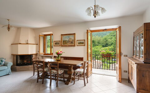 Villa Fornaci: Mueble, Diseño De Interiores, Madera, Mesa, Piso, Techo, Silla, Habitación, Cocina Y Comedor Mesa, Comedor