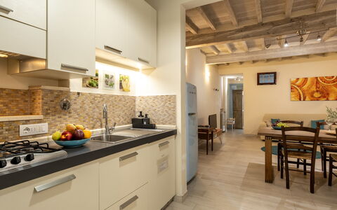 San Cristofano Blu Apartment Santa Croce, Florence: Diseño De Interiores, Mueble, Piso, Mostrador, Cocina, Madera, Techo, Suelo, Electrodoméstico, Aparato De Cocina