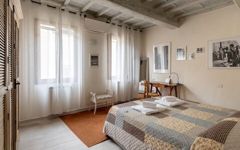 San Cristofano Blu Apartment Santa Croce, Florence: Pared, Diseño De Interiores, Piso, Suelo, Habitación, Mueble, Techo, Habitación, Cama, Departamento