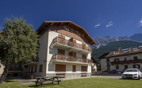 Bormio 16: Colina, Cordillera, Casa, Hill Station, Valle, Balcón, Alpes, Cresta, Pueblo De Montaña, Pueblo