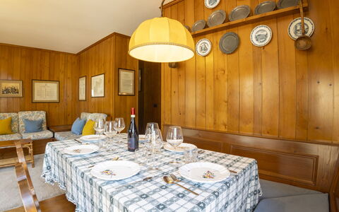 Bormio 16: Madera, Diseño De Interiores, Mueble, Piso, Suelo, Habitación, Manchas De Madera, Cocina Y Comedor Mesa, Techo, Comedor