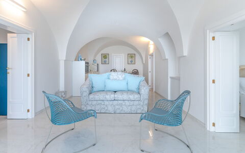 Villa Augusta Vista Mare: Azul, Mueble, Diseño De Interiores, Sofá, Piso, Suelo, Sala, Silla, Mesa, Habitación