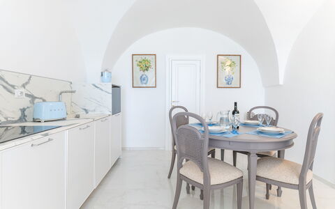 Villa Augusta Vista Mare: Mueble, Diseño De Interiores, Piso, Mesa, Suelo, Silla, Habitación, Cocina Y Comedor Mesa, Techo, Comedor