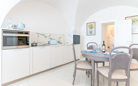 Villa Augusta Vista Mare: Diseño De Interiores, Mueble, Piso, Suelo, Habitación, Departamento, Silla, Gabinetes, Cocina Y Comedor Mesa, Cocina