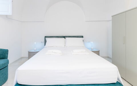 Villa Augusta Vista Mare: Diseño De Interiores, Suelo, Mueble, Piso, Habitación, Techo, Cama, Lecho, Sábana, Marco De La Cama