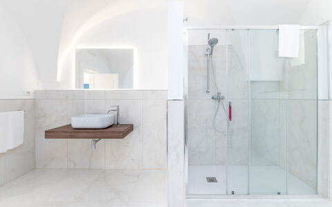 Villa Augusta Vista Mare: Piso, Suelo, Arreglo De Tubería, Baño, Diseño De Interiores, Loseta, Grifo, Plomería, Material Compuesto, Techo