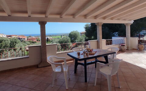 La Casetta Di Greise: Mueble, Porche, Silla, Sombra, Mueble Para Exteriores, Columna, Estructura Al Aire Libre, Balcón, Cocina Y Comedor Mesa, Manchas De Madera