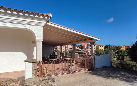 La Casetta Di Greise: Columna, Sombra, Estructura Al Aire Libre, Hacienda, Balcón, Porche, Patio, Pérgola, Villa