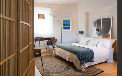 Il Monumento: Mueble, Cama, Diseño De Interiores, Habitación, Lecho, Sábana, Piso, Suelo, Madera, Linos