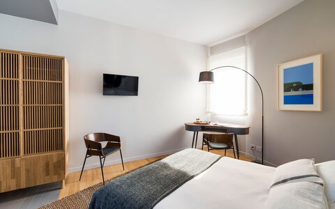 Il Monumento: Mueble, Diseño De Interiores, Cama, Habitación, Lecho, Sábana, Piso, Suelo, Madera, Linos