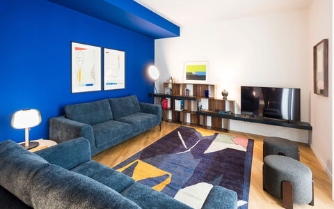 Il Monumento: Mueble, Azul, Diseño De Interiores, Piso, Pared, Sofá, Suelo, Techo, Sala, Habitación