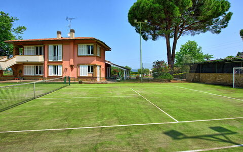 Villa Adriana: Pista De Tenis, Tenis, Deporte De Raqueta, Red, Sombra, Césped, Jardín