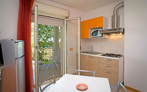 Tortoreto Apartment Close To The Sea, Ac,wi -fi: Silla, Manchas De Madera, Sombra, Cocina Y Comedor Mesa, Aluminio, Cocina