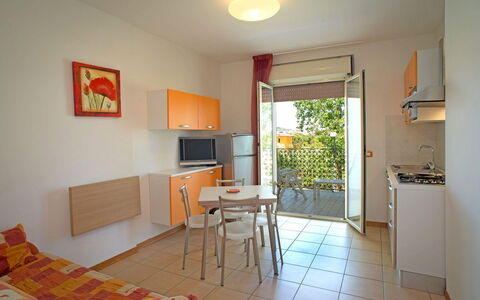 Tortoreto Apartment Close To The Sea, Ac,wi -fi: Departamento, Silla, Balcón, Sombra, Yarda, Mueble Para Exteriores, Cocina Y Comedor Mesa, Patio Interior, Planta De Casa