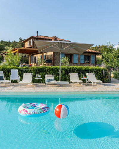 Casale Sunset: Piscina, Mueble Para Exteriores, Recurso, Paraguas, Eco Hotel, Silla, Mesa Al Aire Libre, Paisajismo, Villa, Thermae