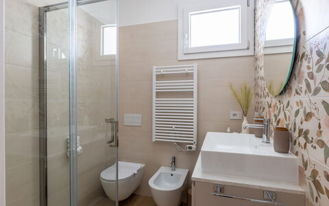 Perla Costa Conero: Baño, Lavabo Del Baño, Diseño De Interiores, Piso, Arreglo De Tubería, Suelo, Pared, Lavabo, Baño, Grifo