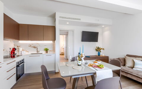Perla Costa Conero: Mueble, Diseño De Interiores, Piso, Madera, Suelo, Habitación, Mesa, Techo, Cocina, Casa