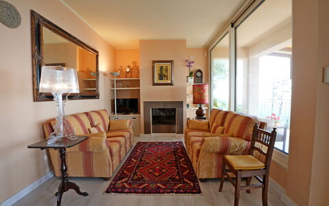 Uno Sguardo sul Mare: Mueble, Diseño De Interiores, Sofá, Piso, Suelo, Sala, Madera, Habitación, Techo, Mesa