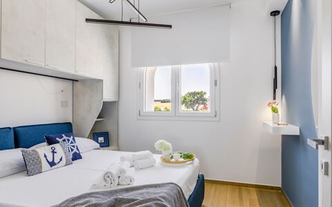 Brezza Costa Conero: Mueble, Cama, Habitación, Diseño De Interiores, Sábana, Lecho, Linos, Textil, Habitación, Suelo
