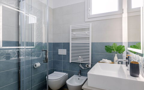 Brezza Costa Conero: Piso, Arreglo De Tubería, Diseño De Interiores, Suelo, Baño, Baño, Lavabo, Asiento Del Baño, Grifo, Loseta