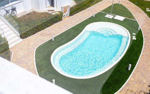 Brezza Costa Conero: Piscina, Material Compuesto, Ocio, Fuente De Agua, Césped Artificial, Césped, Paisajismo, Jardín, Recurso, Yarda