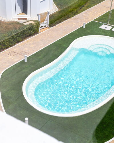 Brezza Costa Conero: Piscina, Material Compuesto, Ocio, Fuente De Agua, Césped Artificial, Césped, Paisajismo, Jardín, Recurso, Yarda