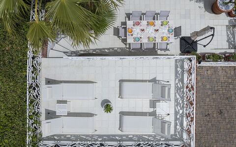 Villa Solaris: Mueble, Mueble Para Exteriores, Silla, Mesa, Mesa Al Aire Libre, Maceta, Sombra, Balcón, Patio