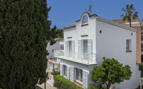 Villa Solaris: Barrio Residencial, Casa, Casa, Asentamientos Humanos, Balcón, Inmuebles, Cerca, Villa, Porche
