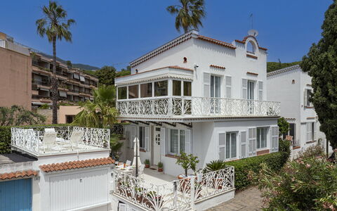 Villa Solaris: Ventana, Barrio Residencial, Casa, Fachada, Casa, Balcón, Asentamientos Humanos, Inmuebles, Hacienda, Porche