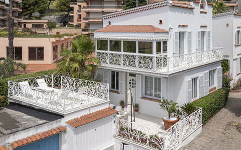 Villa Solaris: Ventana, Barrio Residencial, Casa, Casa, Fachada, Barrio, Arbusto, Balcón, Asentamientos Humanos, Departamento