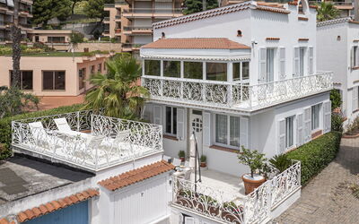 Villa Solaris: Ventana, Barrio Residencial, Casa, Casa, Fachada, Barrio, Arbusto, Balcón, Asentamientos Humanos, Departamento