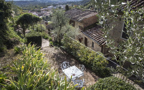 Il Canto Del Maggio: Vegetación, Arbusto, Casa, Barrio Residencial, Paisaje, Área Rural, Techo, Primavera, Jardín