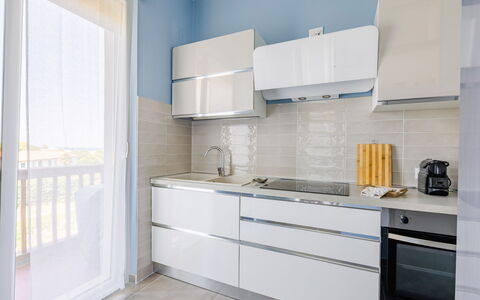 Altamarea Apartment: Gabinetes, Cocina, Piso, Mostrador, Electrodoméstico, Aparato De Cocina, Diseño De Interiores, Madera, Mueble, Suelo