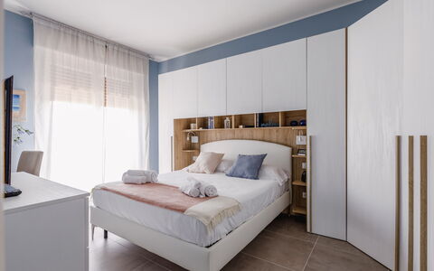 Altamarea Apartment: Mueble, Cama, Diseño De Interiores, Habitación, Lecho, Sábana, Madera, Piso, Linos, Habitación