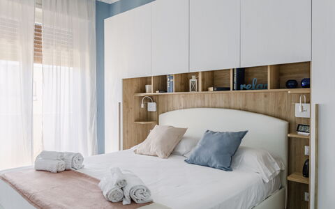 Altamarea Apartment: Mueble, Cama, Habitación, Diseño De Interiores, Lecho, Sábana, Madera, Linos, Habitación, Suelo