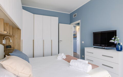 Altamarea Apartment: Mueble, Habitación, Diseño De Interiores, Cama, Piso, Suelo, Madera, Textil, Sábana, Habitación