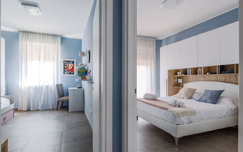 Altamarea Apartment: Mueble, Diseño De Interiores, Habitación, Cama, Piso, Suelo, Madera, Techo, Casa, Habitación